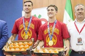 Os espanhóis Gavi e Fabián Ruiz foram homenageados na prefeitura de Los Palacios y Villafranca  –
