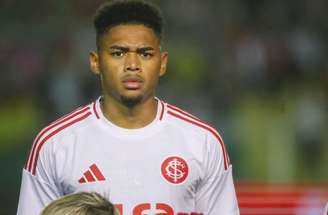 No lance, Vitor Gabriel acertou Gabriel Pec na perna e recebeu o vermelho após revisão do lance –