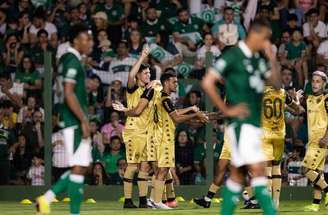 Goiás e Sport duelaram na noite desta quarta-feira (22), pela Série B do Brasileiro, no estádio da Serrinha, em Goiânia –