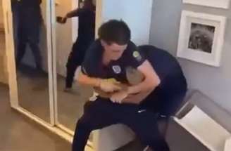 Imagens da briga entre jogadores da seleção inglesa sub-16 viralizaram nas redes sociais –