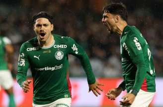 Maurício celebra um dos gols marcados sobre o Coritiba nesta quarta-feira  –