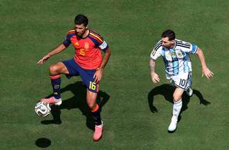 Rodri controla a bola diante de Lionel Messi –