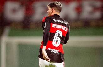 Ayrton Lucas tenta chute, mas manda para fora; jogador admitiu má atuação –