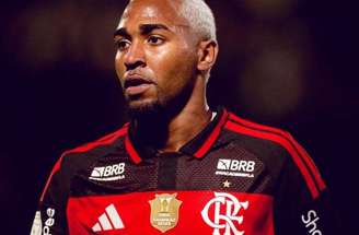 Lorran comemora o gol ao lado de Pedro –