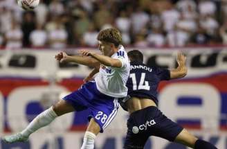 Jogadores de Hajduk Split e Pafos em disputa de bola –