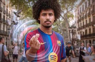 Adeyemi conversa com o presidente do Barcelona Joan Laporta (E) –