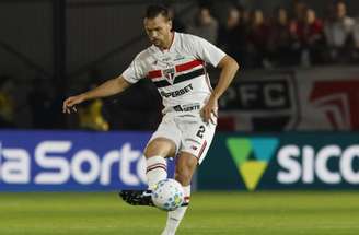 Rafael Tolói se machucou no duelo entre São Paulo e Athletico –