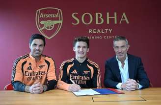 Tzolis tira fotos após assinar contrato com o Arsenal até junho de 2031 –