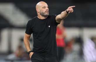 Franclim Carvalho tenta resolver falta de pontaria do ataque do Botafogo –