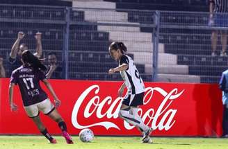 Jogadoras de Flamengo e Palmeiras durante torneio de futebol feminino –