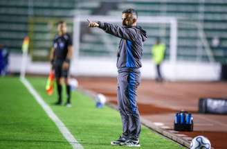 Auxiliar de Luís Castro demonstra confiança na classificação gremista e projeta mudanças para o jogo de volta –