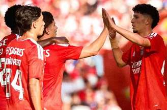 Jogadores de Benfica e Belenenses em disputa de bola no Estádio da Luz-