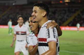 Wesley cobra falta com precisão para anotar o segundo gol do Botafogo-SP diante do Juventude –