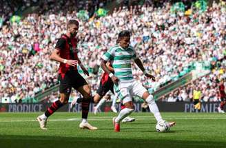 Camilo Duran comemora o gol do Celtic diante do Milan –