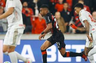 Carbonero, do Inter, tem o domínio da bola.  Mas Claudinho está em sua cola.