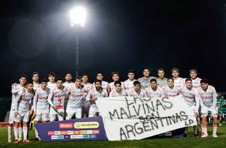 Jogadores da Argentina comemoraram vitória sobre a Inglaterra com faixa sobre as Malvinas –
