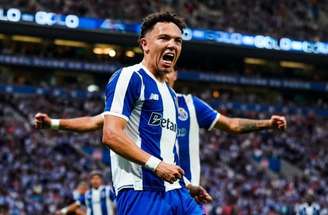 Pepê dá trabalho para a defesa do Aston Villa no amistoso deste sábado no Estádio do Dragão. 