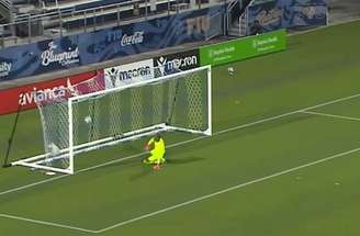Eloy Room, do Miami FC, sofreu um gol do meio do campo contra o Tampa Bay Rowdies –