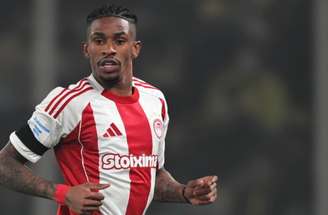 André Luiz em ação pelo Olympiacos –