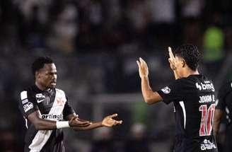 Andrés Gómez marca e comemora. Seu gol evita a derrota do Vasco para o Mirassol.