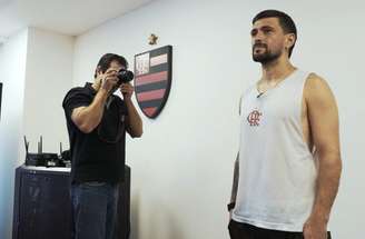 Arrascaeta, com Milano no colo, no anúncio oficial de que ganhará um busto no Flamengo. Assim como ocorrerá com Bruno Henrique.