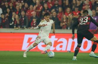 Bernabei em ação na derrota do Internacional para o Athletico.