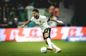 Renan Lodi teve boa participação no jogo contra o Palmeiras –