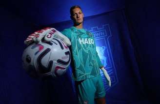 Kjell Scherpen assinou contrato com o Ipswich Town por quatro temporadas –