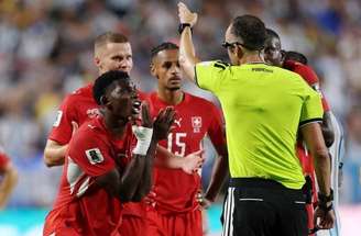 Embolo, da Suíça, recebeu segundo amarelo e foi expulso diante da Argentina após análise do VAR –
