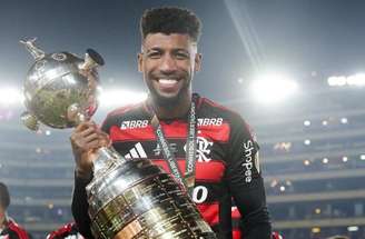 Emerson Royal celebra conquista da Libertadores com os familiares –
