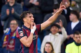 Espí em ação com a camisa do Levante –