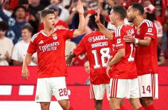 Jogadores de Benfica e St. Gallen em disputa de bola no Estádio da Luz –