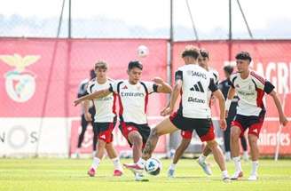 Jogadores de Benfica e Belenenses em disputa de bola durante amistoso de pré-temporada –