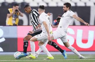 Santos está vivo em dois torneios mata-mata, mas briga contra rebaixamento no Brasileirão –