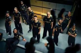 Manchester City apresenta nova camisa inspirada em símbolo da cidade –