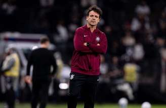 Dinis orienta o time do Corinthians no jogo contra o Athletico-PR –