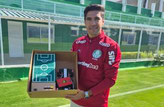 O treinador Abel Ferreira, do Palmeiras, recebeu presentes feitos pelos alunos da ONG mineira Sementes do Vale