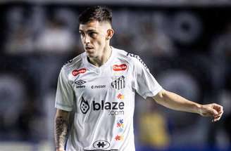 Escobar é o lateral-esquerdo titular do Santos -