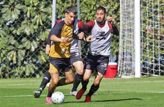 Calleri em ação durante treino no CT da Barra Funda –
