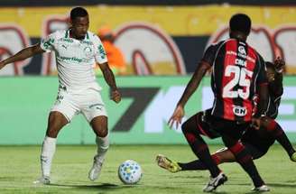 Lance que originou a primeira das confusões em Vitória 0 x 4 Palmeiras –