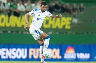 Fabrício Bruno cerca o ataque da Chape –