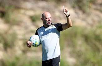 Franclim deseja a contratação de mais um zagueiro –