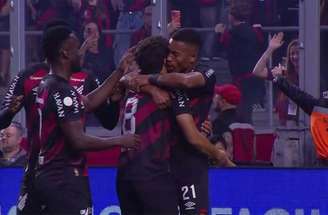 João Cruz fez um golaço pro Athletico –
