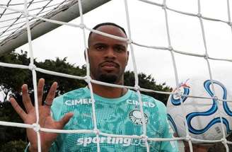 Carlos Miguel, do Palmeiras, durante treinamento, na Academia de Futebol –