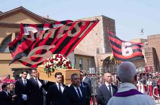 Torcedores compareceram à Basílica de Santo Ambrósio para o funeral de Franco Baresi –