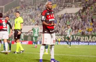 Lorran (dir.) comemora com Pedro gol em vitória sobre a Chapecoense –