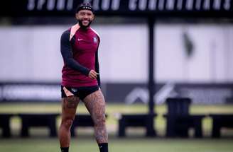 Depay é aguardado nesta quarta-feira (5) para exames e avaliaçõ física no Corinthians –