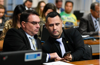 Registro de Flávio Bolsonaro e Cleitinho juntos no Senado