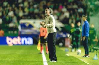 Eduardo Domínguez observa sua equipe durante o jogo Juventude x Atlético pela Copa do Brasil –