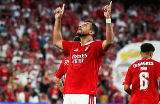 Jogadores de Benfica e Hearts em disputa de bola no Estádio da Luz –